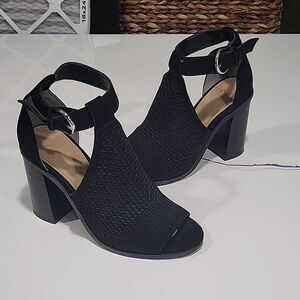 Marc Fisher Shoes Marc Fisher Ltd Vixen Sandal block heel size 7 in black